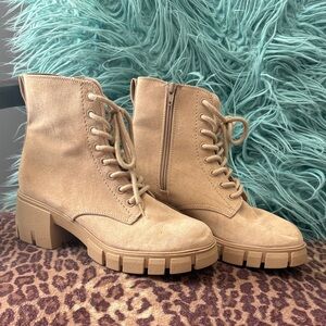 Universal Thread Beige Lace-Up Boots